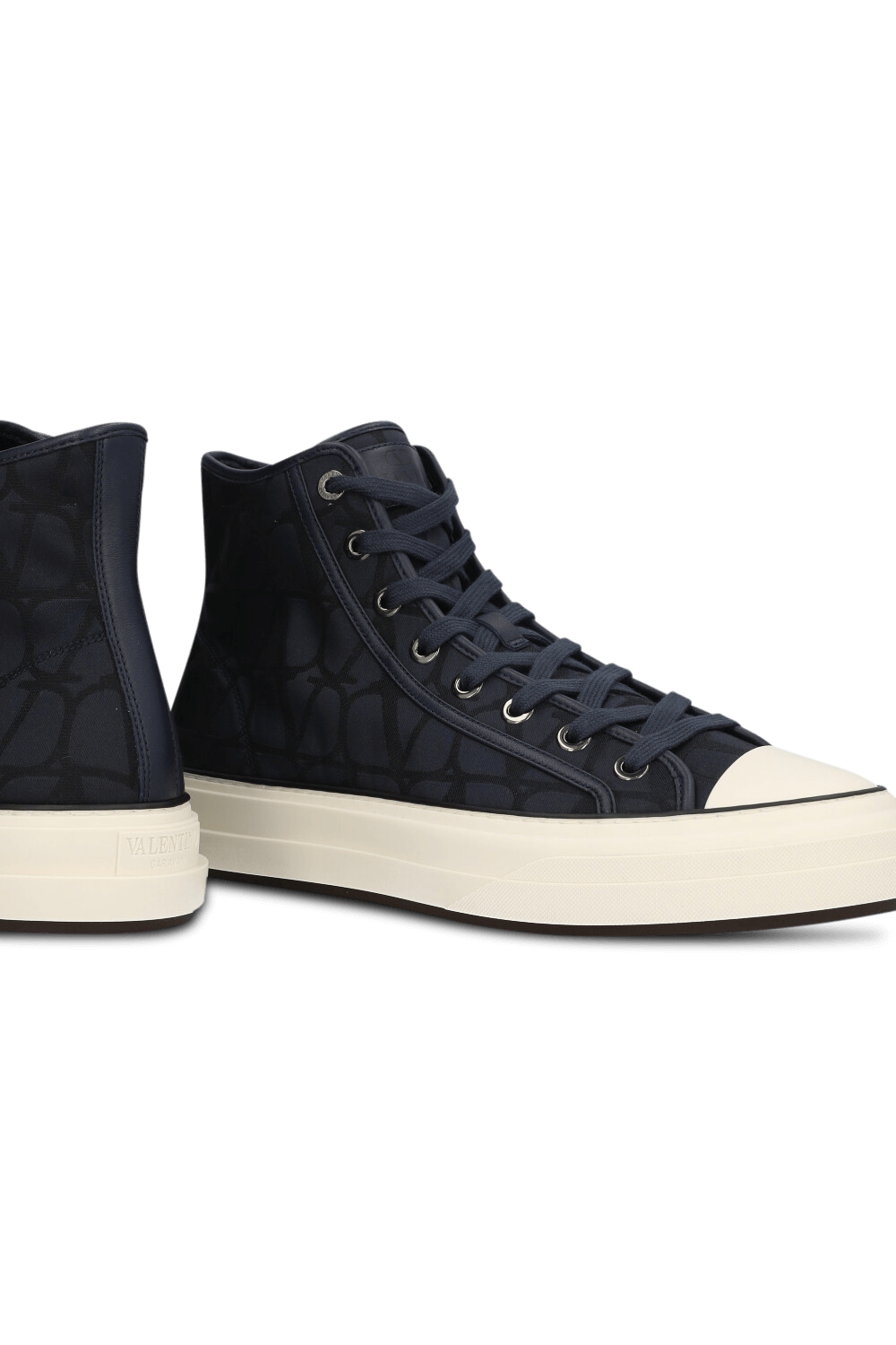 תמונת תקריב של נעלי סניקרס