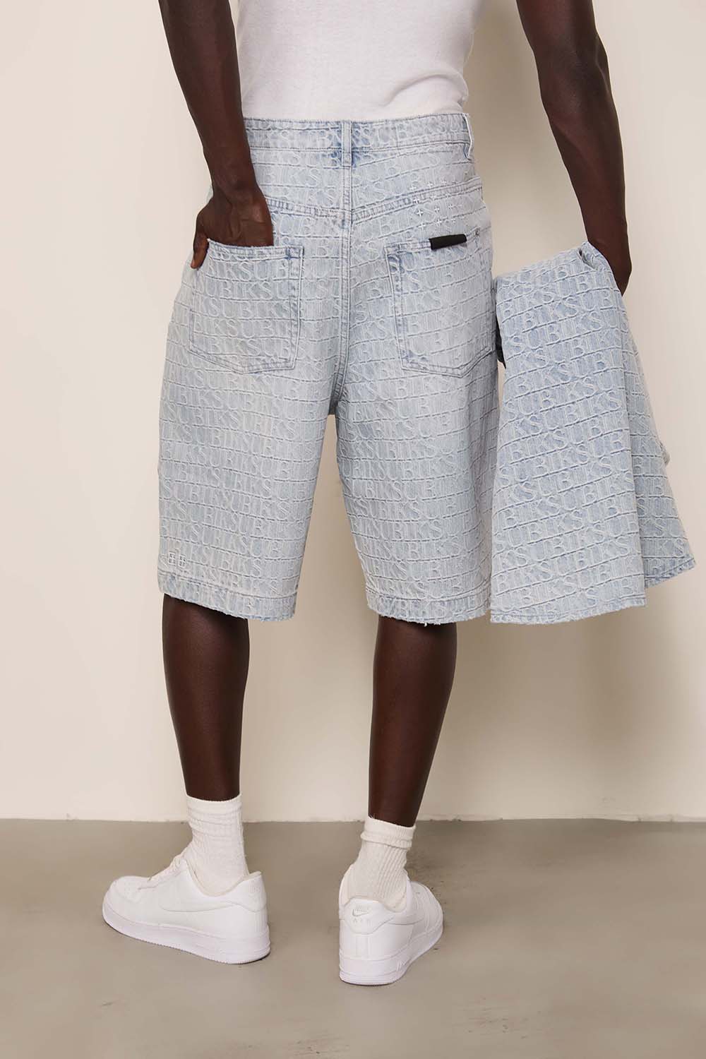 תמונת תקריב דוגמן של מכנסי ג'ינס קצרים אוברסייז