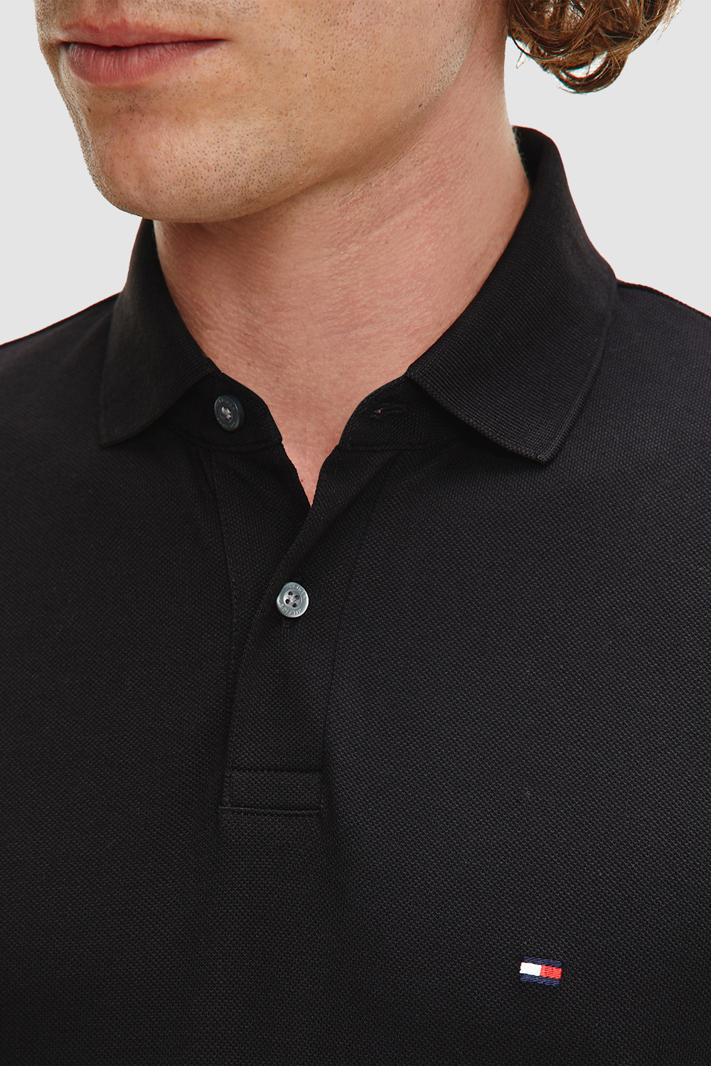 תמונת תקריב דוגמן של חולצת פולו עם שרוולים ארוכים