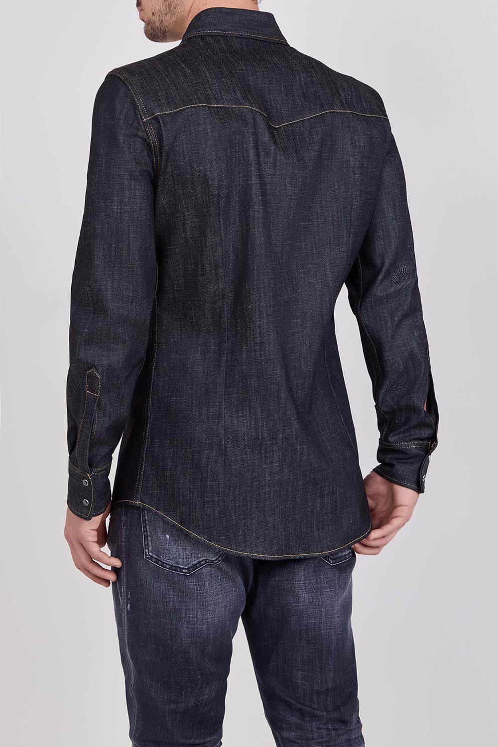 תמונת דוגמן אחורית של חולצת ג'ינס מכופתרת