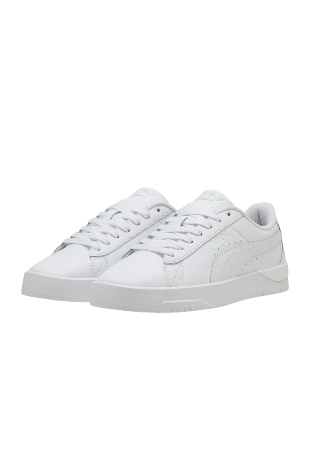 תמונת תקריב של נעלי סניקרס