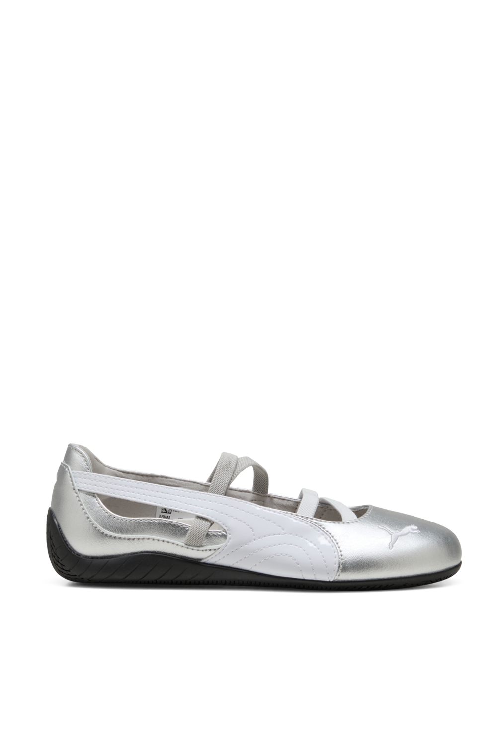 תמונה קידמית של נעלי סניקרס