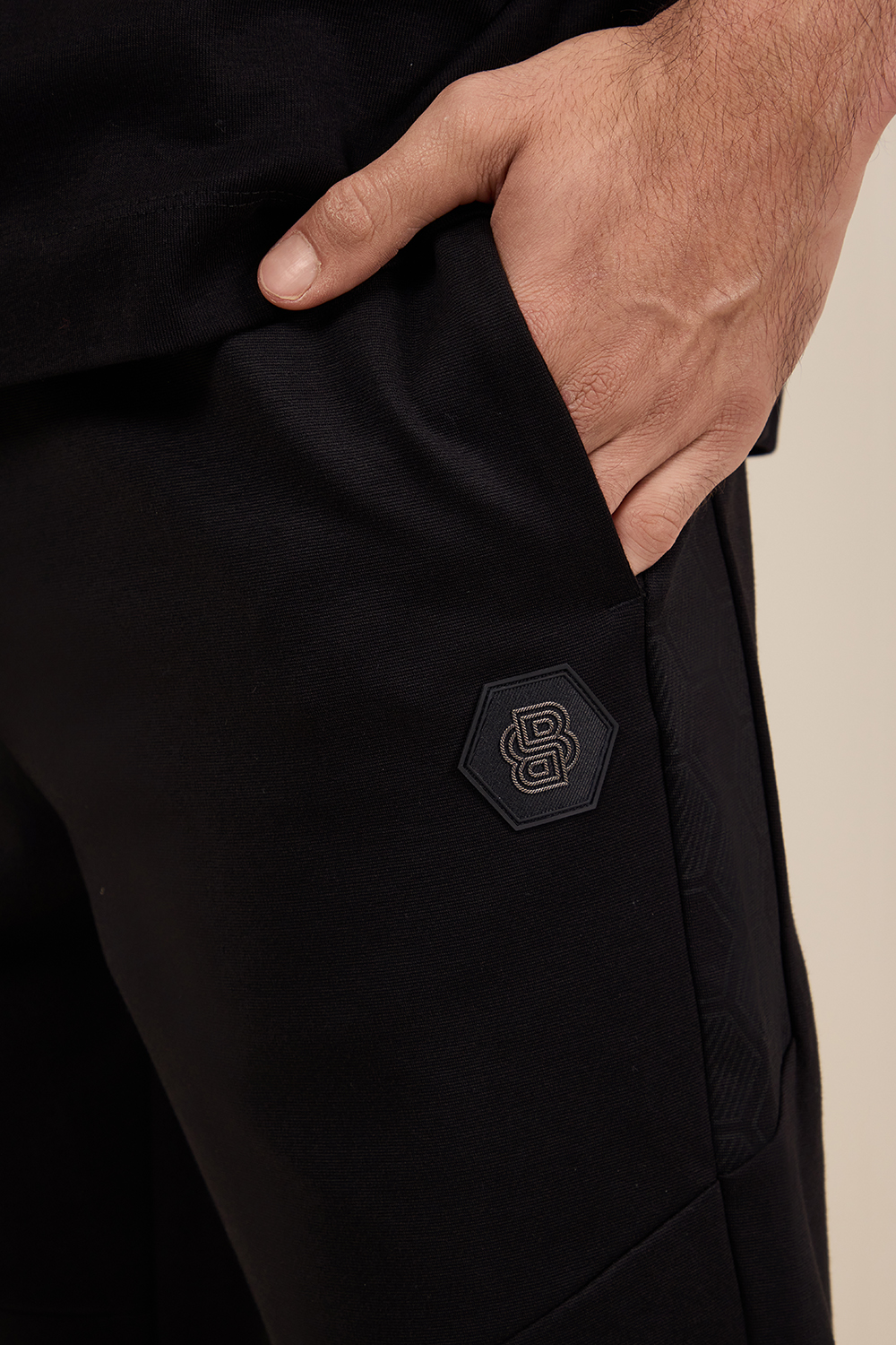 תמונת תקריב דוגמן של מכנסי ג'וג