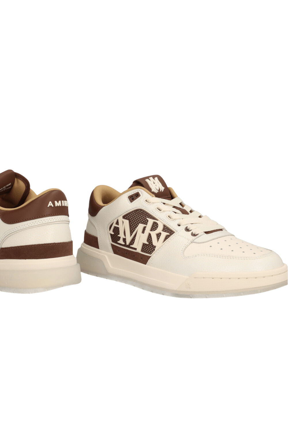 תמונת תקריב של נעלי סניקרס