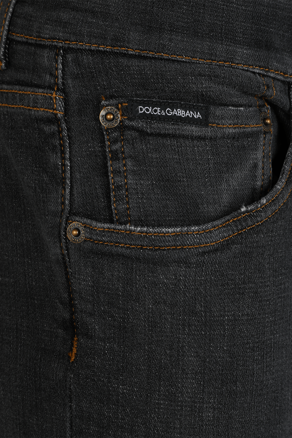 תמונה אחורית של מכנסי ג'ינס בגזרת סלים