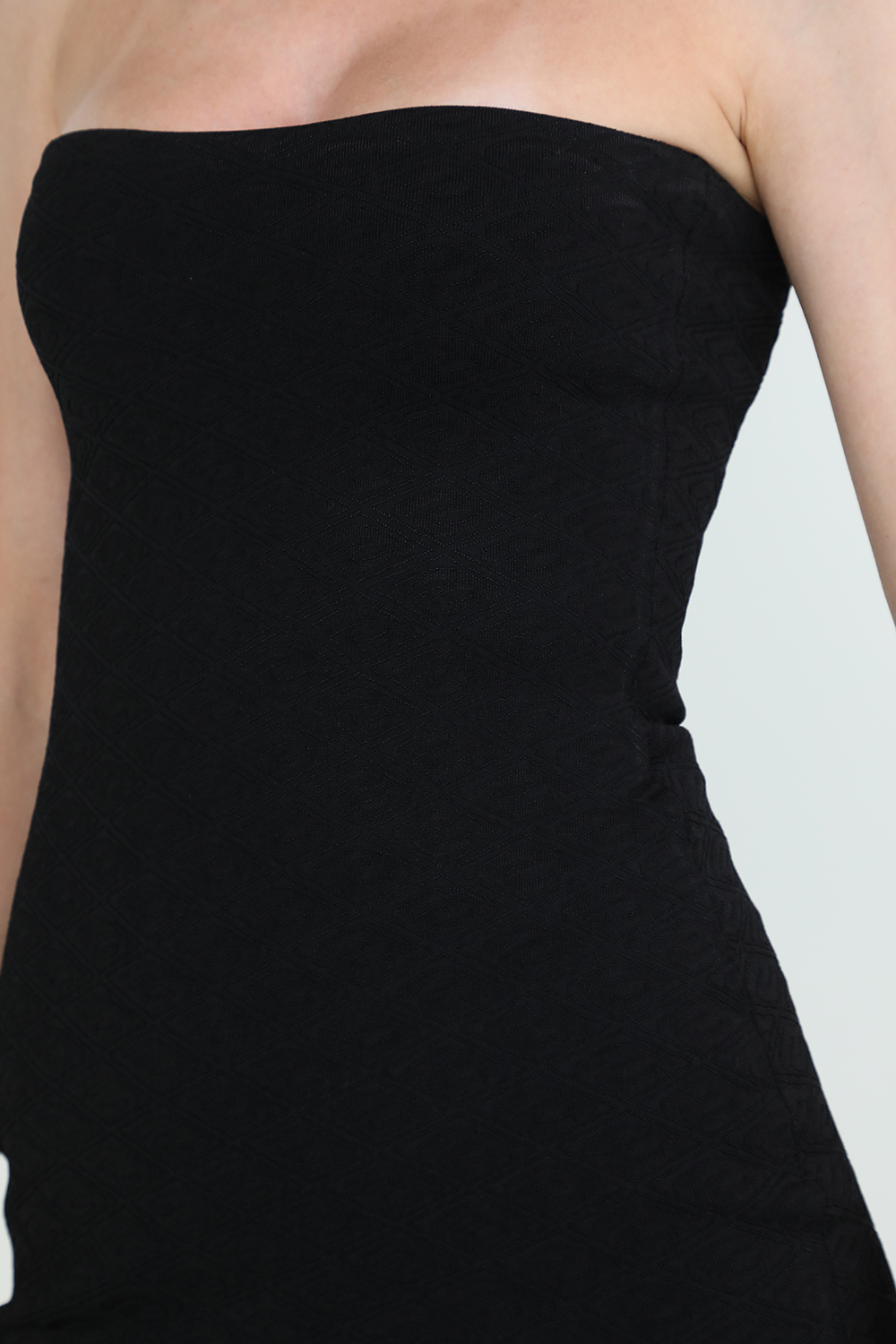 תמונת תקריב דוגמן של שמלת מיני סטרפלס