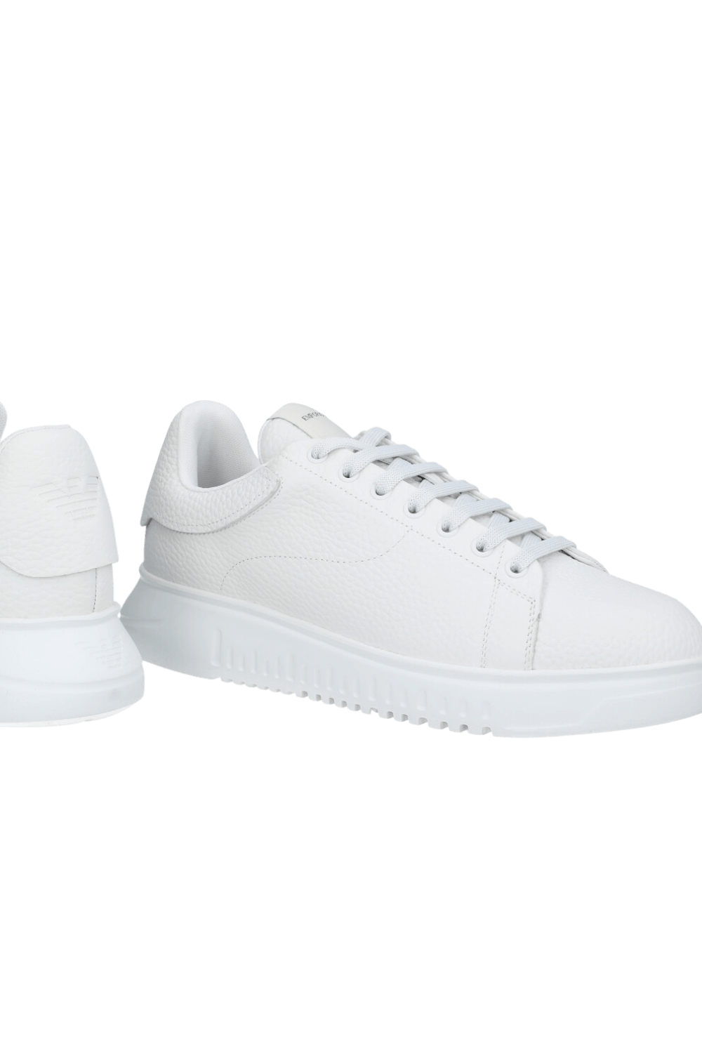 תמונת תקריב של נעלי סניקרס