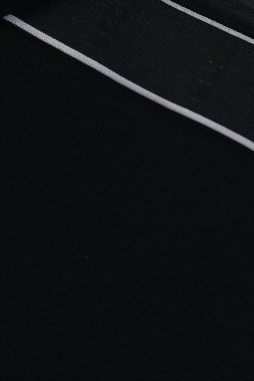 תמונה אחורית של סווטשירט קפוצ'ון עם לוגו טייפ