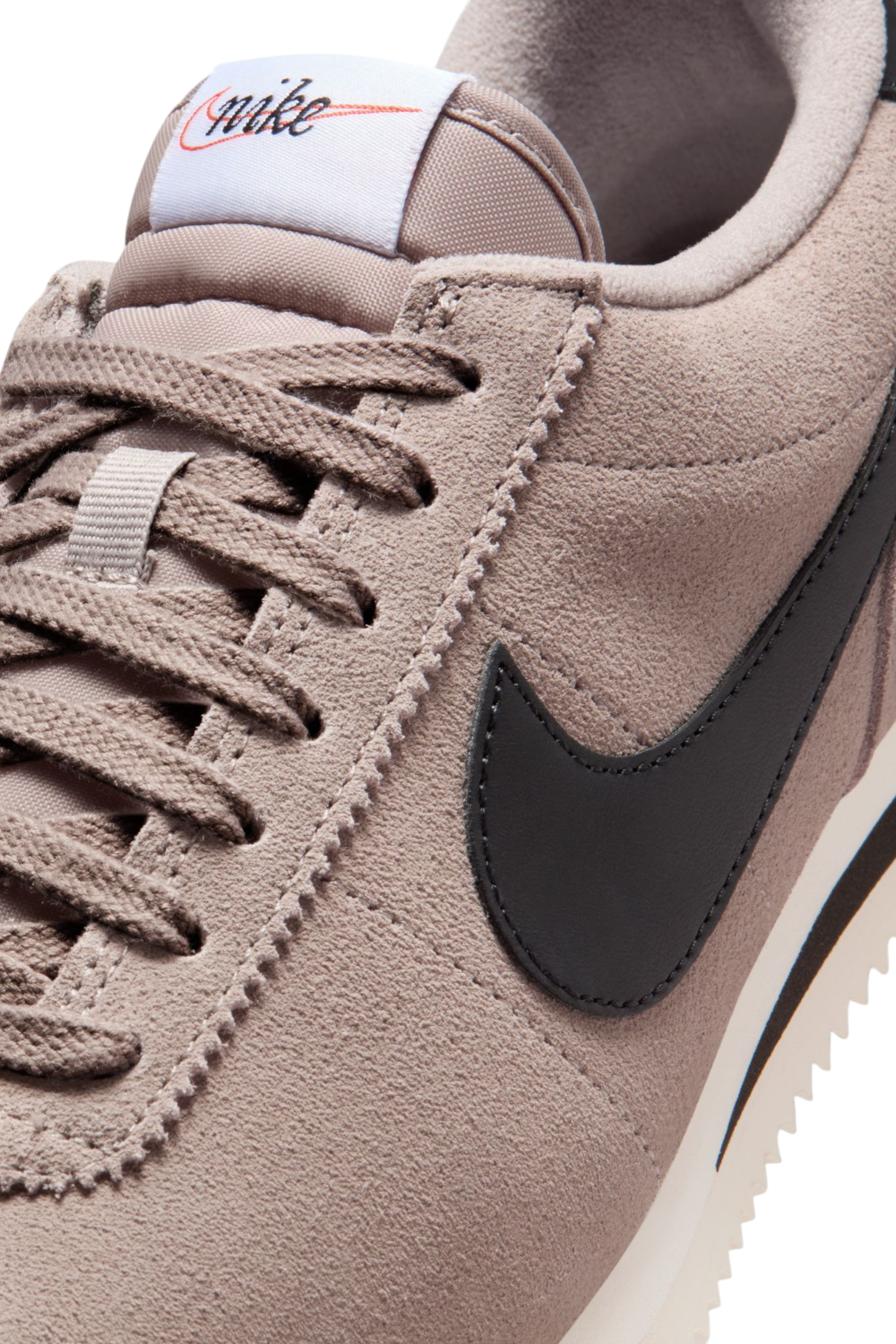 תמונת פנים של נעלי סניקרס קורטז