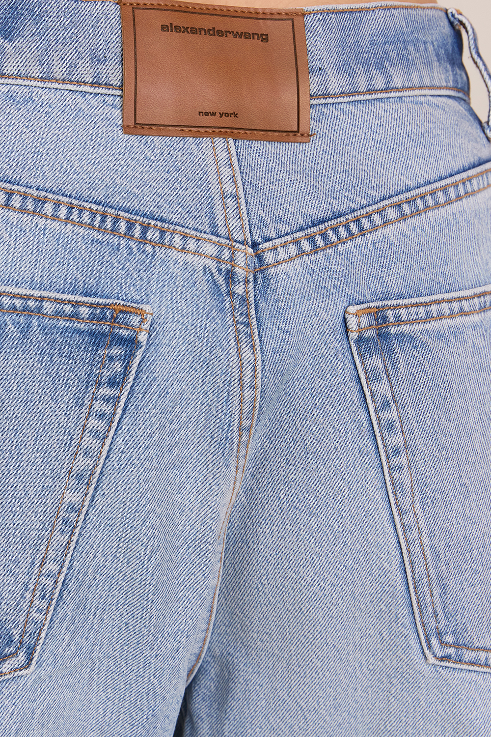 תמונת תקריב דוגמן של מכנסי ג'ינס בלון מתרחבים