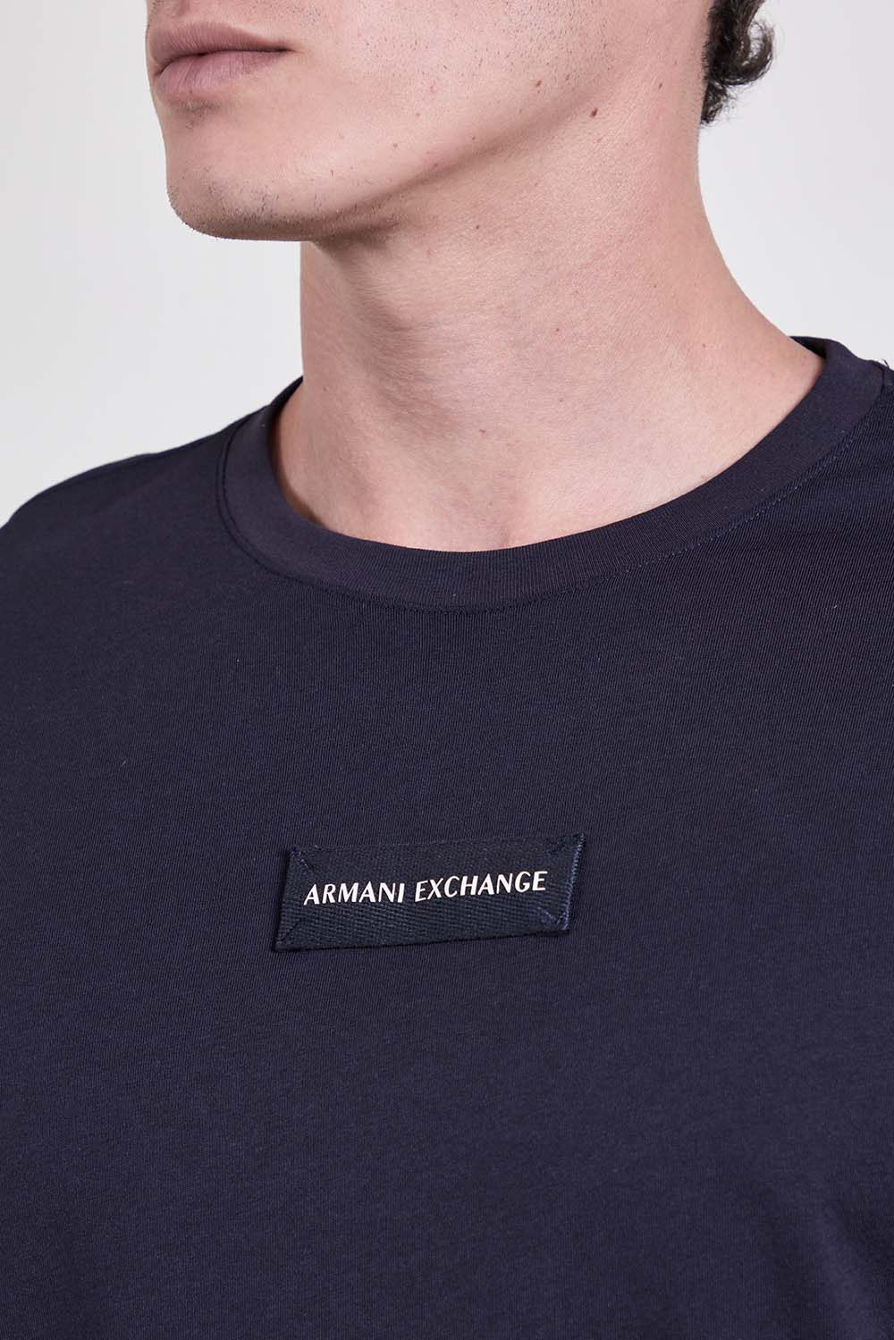 תמונת תקריב דוגמן של חולצת טי בגזרת סלים