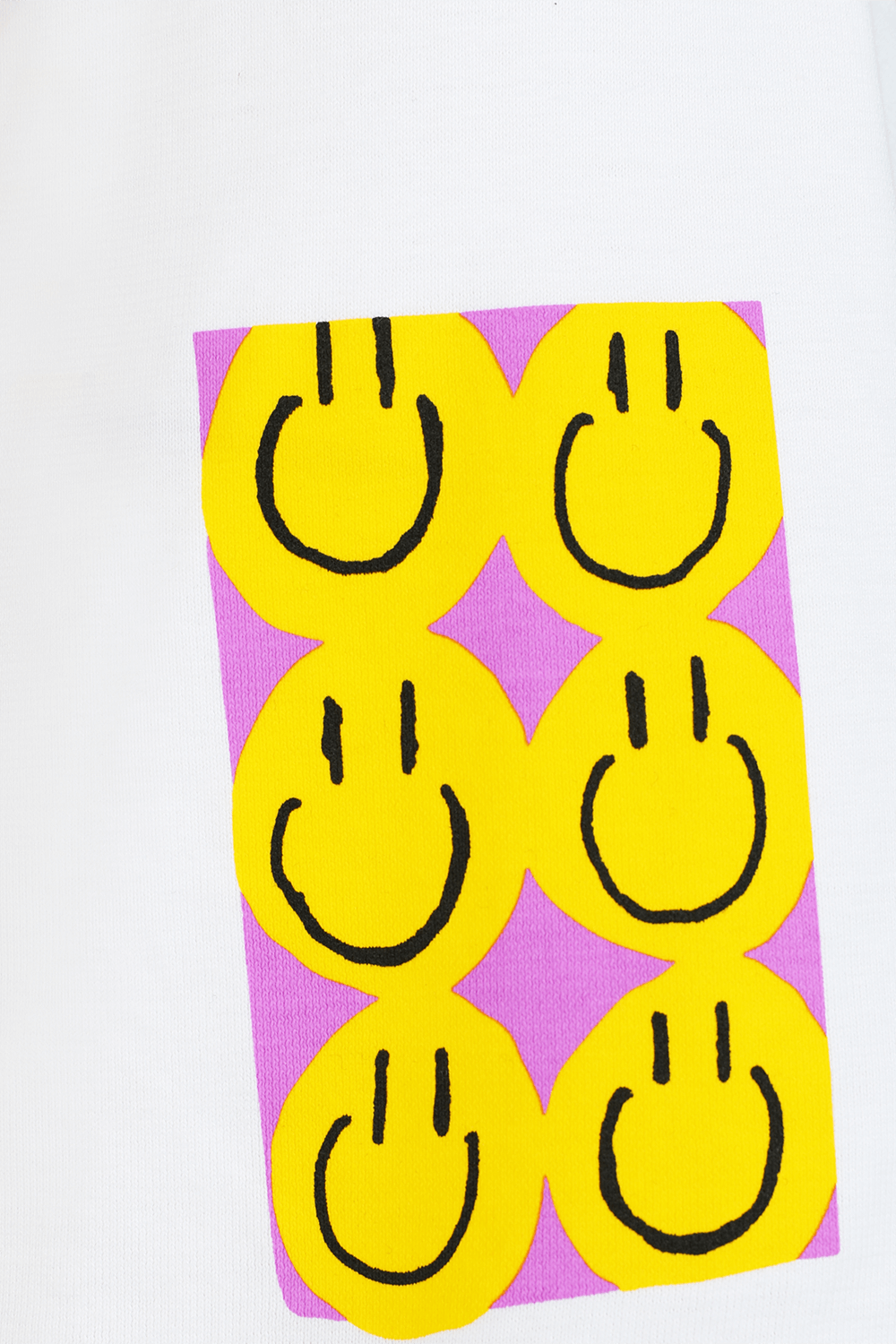 תמונת תקריב של חולצת טי איר מקס 90 עם הדפס סמיילי