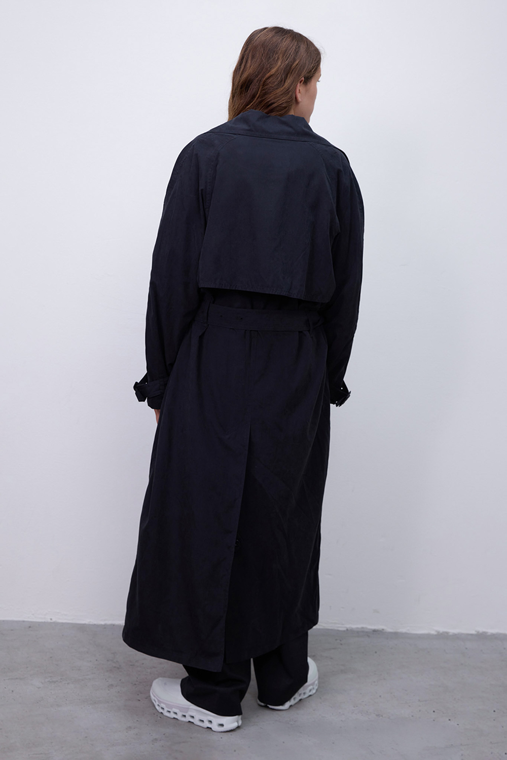 תמונת דוגמן אחורית של מעיל טרנץ'