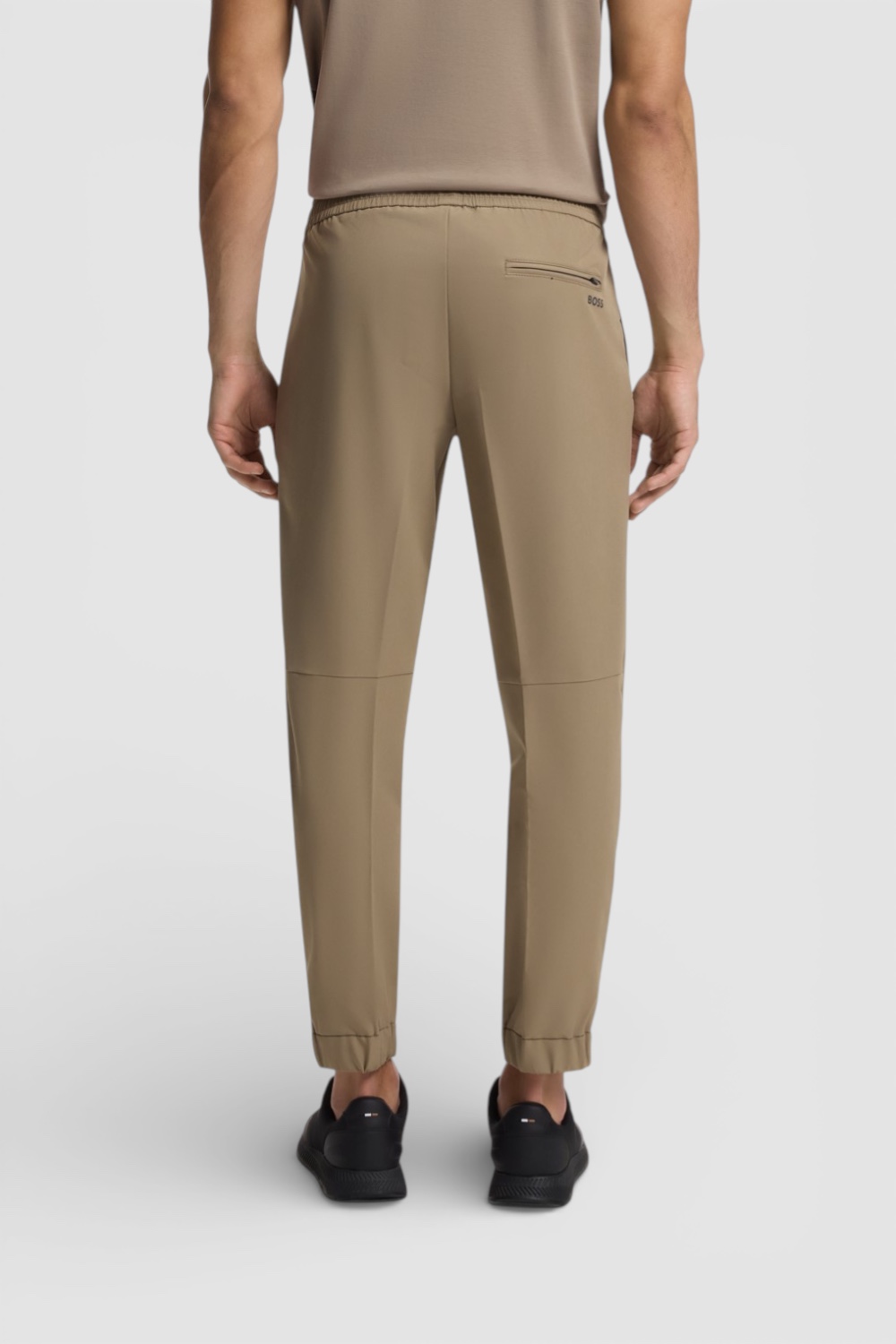 תמונת דוגמן אחורית של מכנסיים ארוכים בגזרה צרה