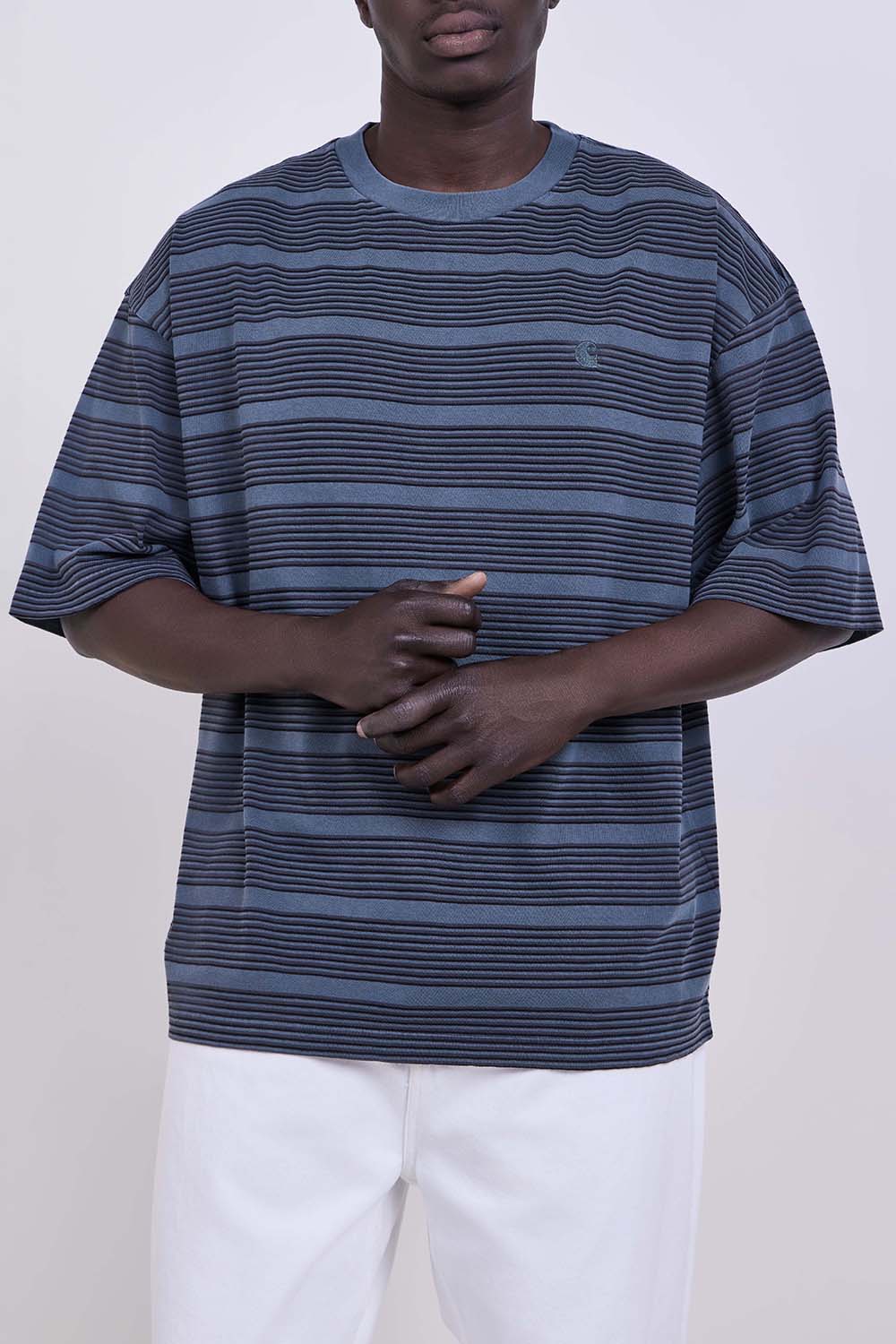 תמונת דוגמן קידמית של חולצת טי בגזרה משוחררת