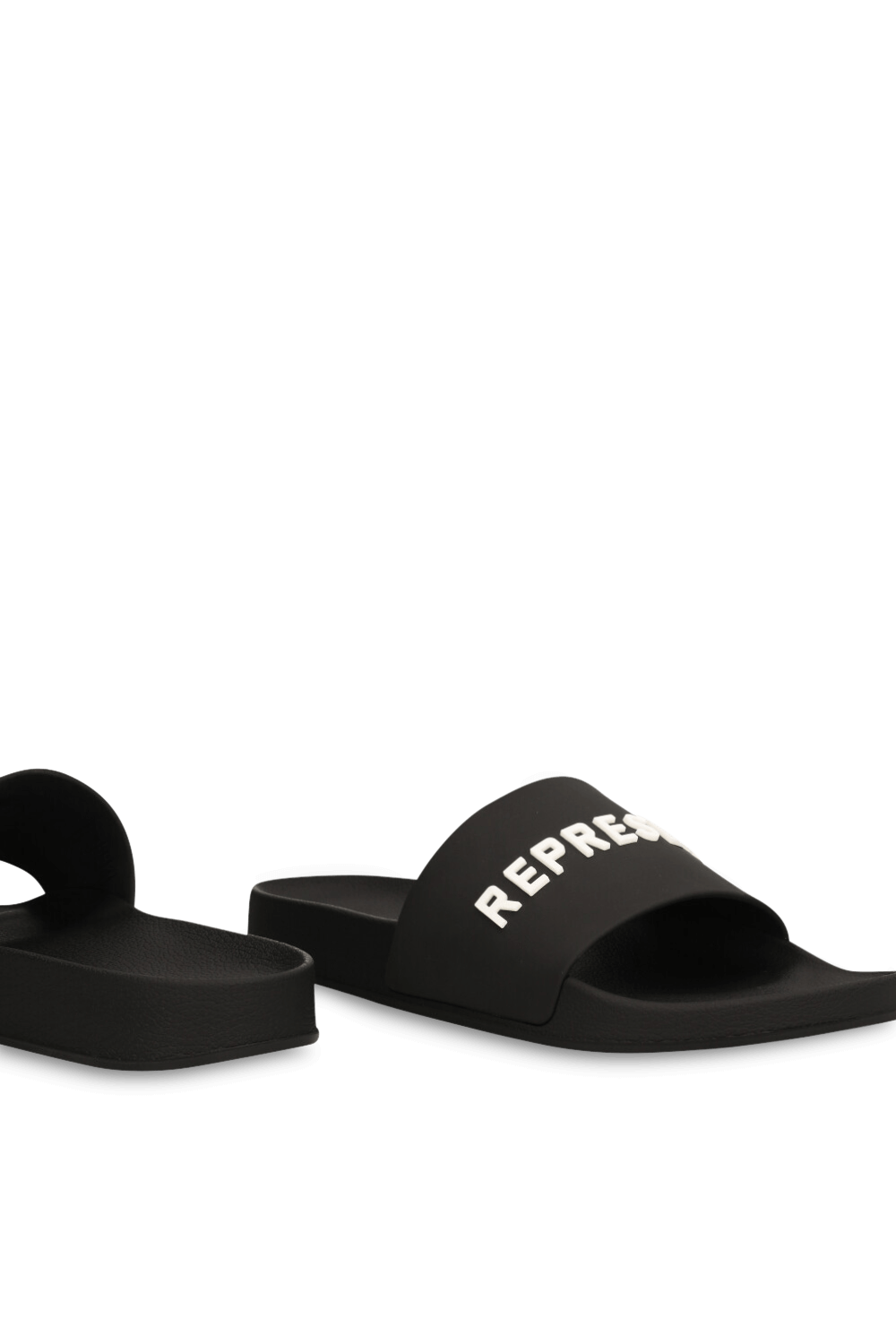 תמונת תקריב של כפכפי סליידס