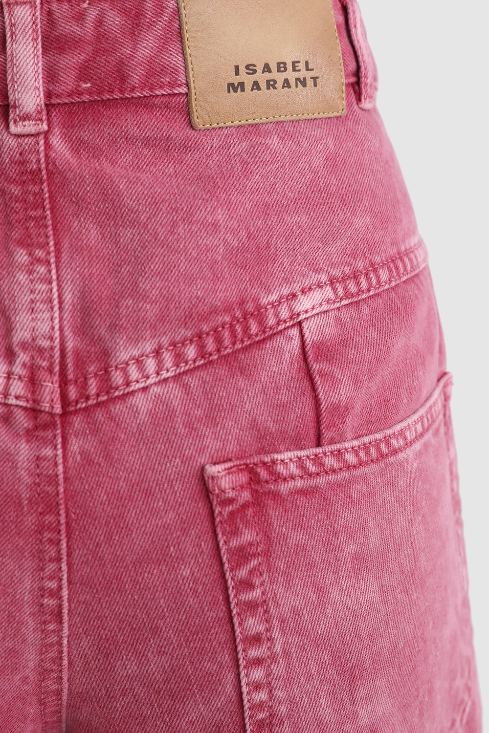 תמונת תקריב דוגמן של מכנסי ג'ינס נואמי