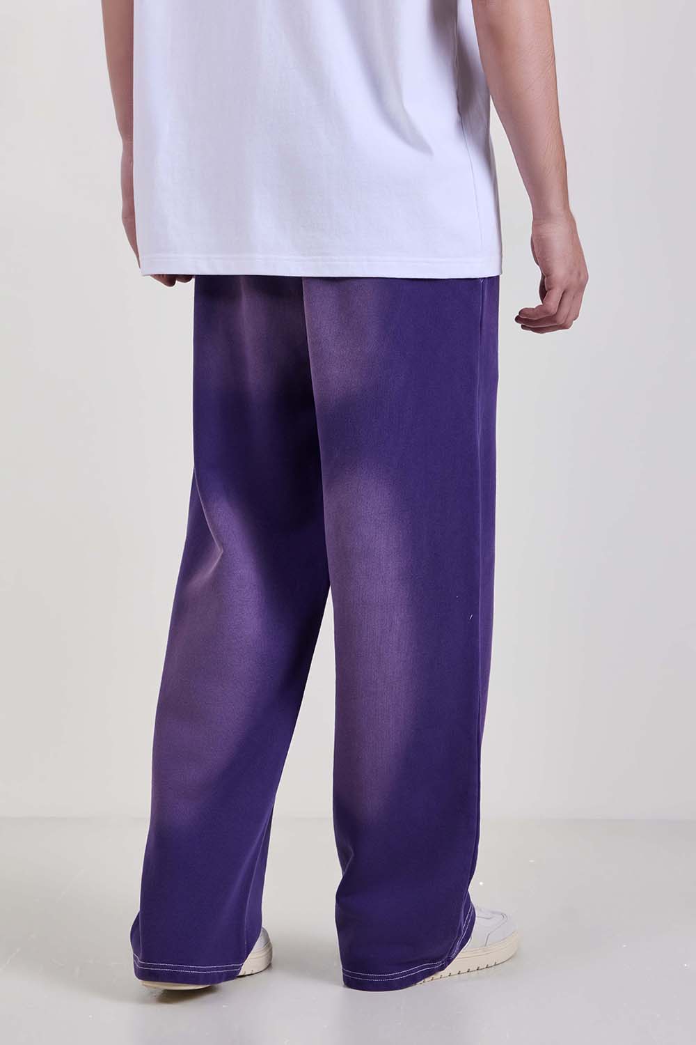 תמונת דוגמן אחורית של מכנסי ג'וגר בגזרה משוחררת