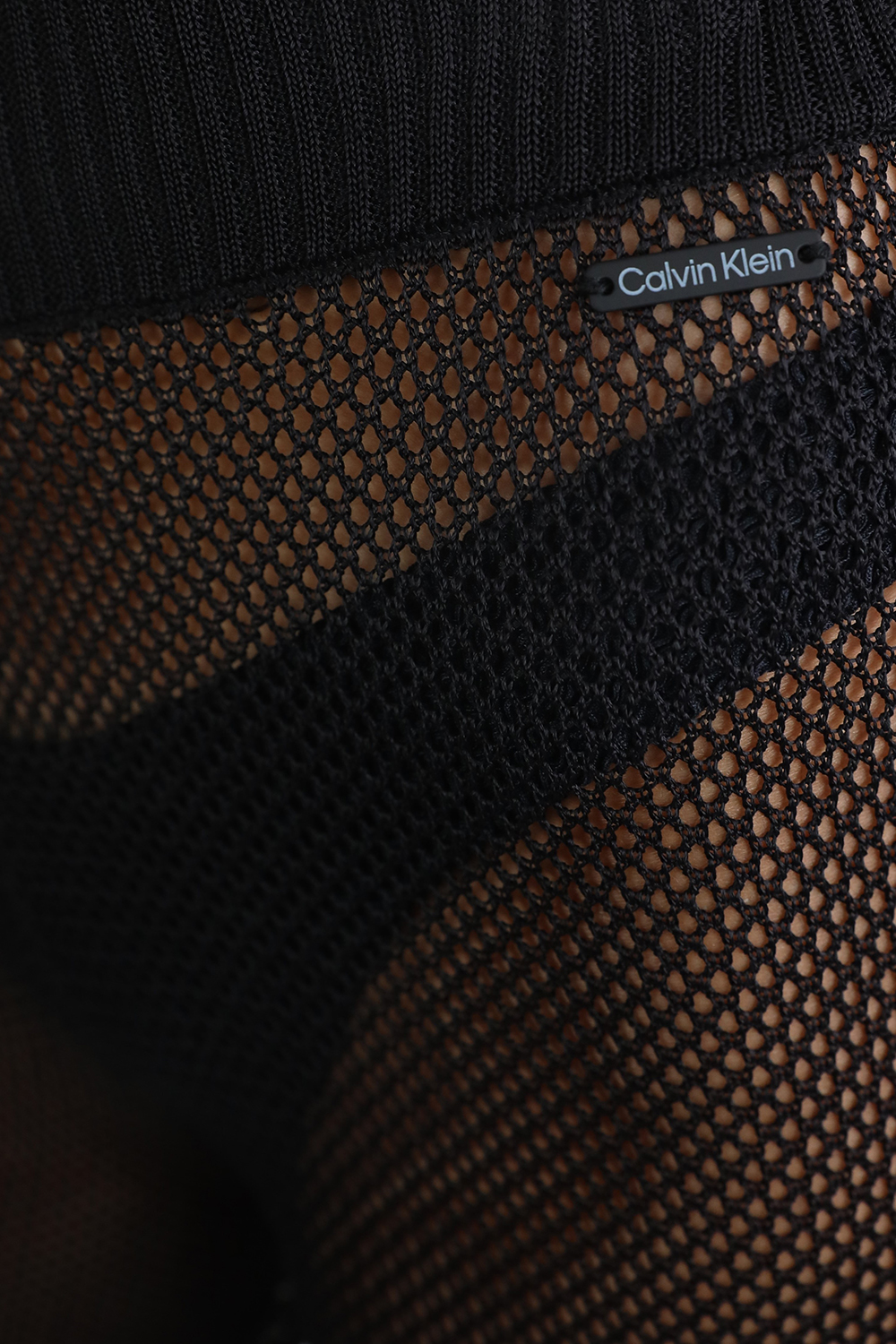 תמונת תקריב דוגמן של מכנסי רשת ארוכים