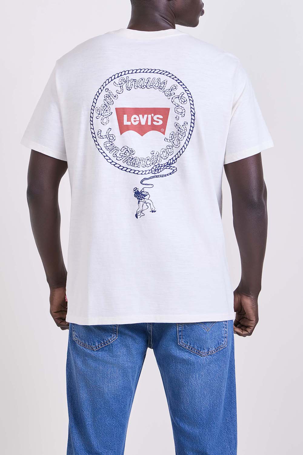 תמונת דוגמן אחורית של חולצת טי בגזרה משוחררת