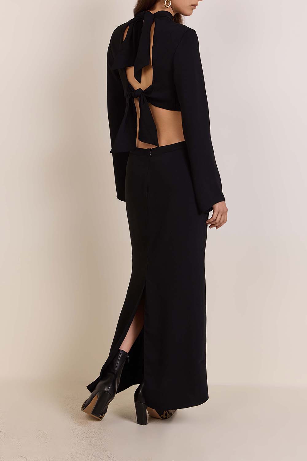 תמונת דוגמן אחורית של שמלת קאט אאוט