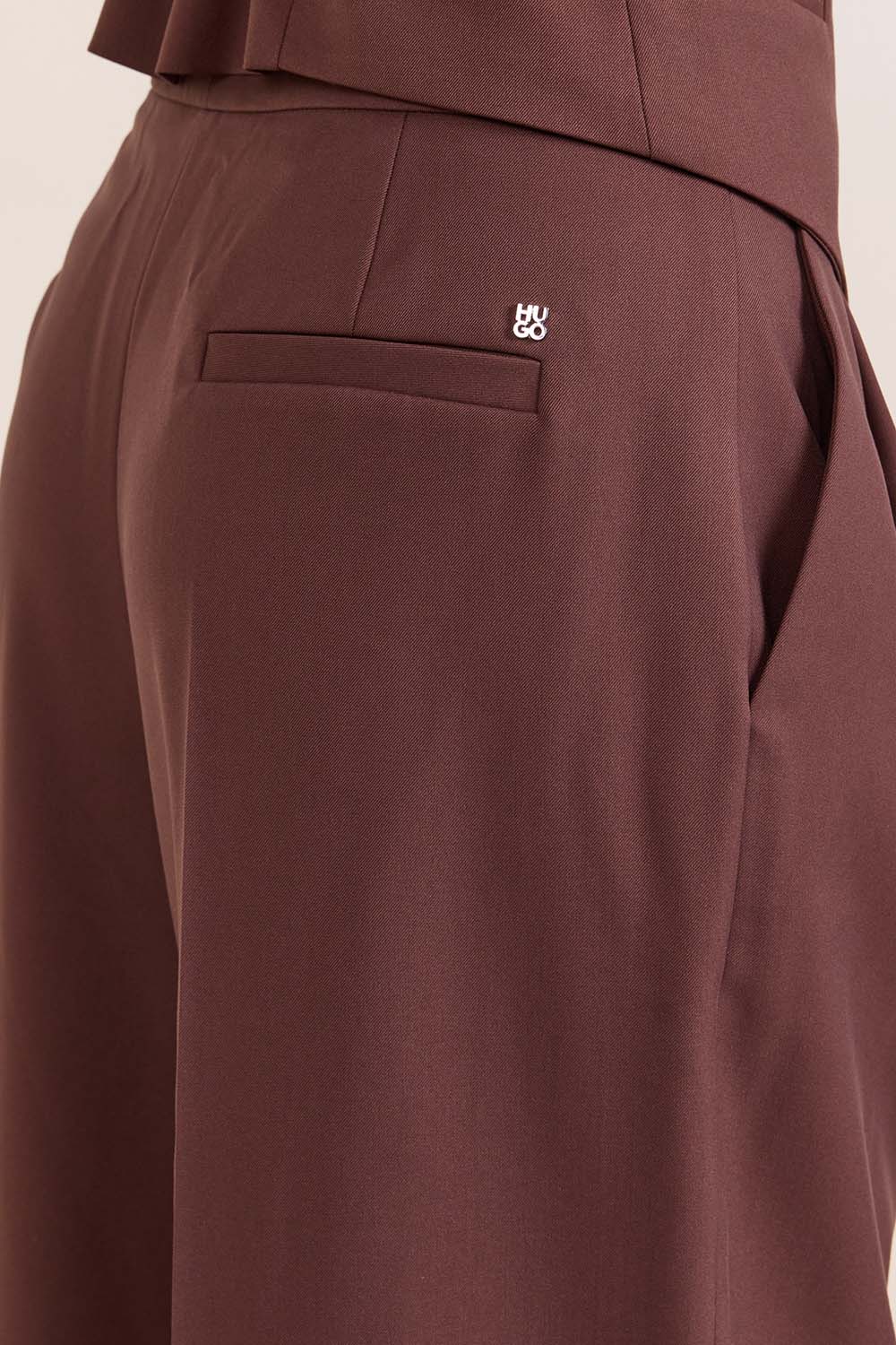 תמונת תקריב דוגמן של מכנסיים מחוייטים