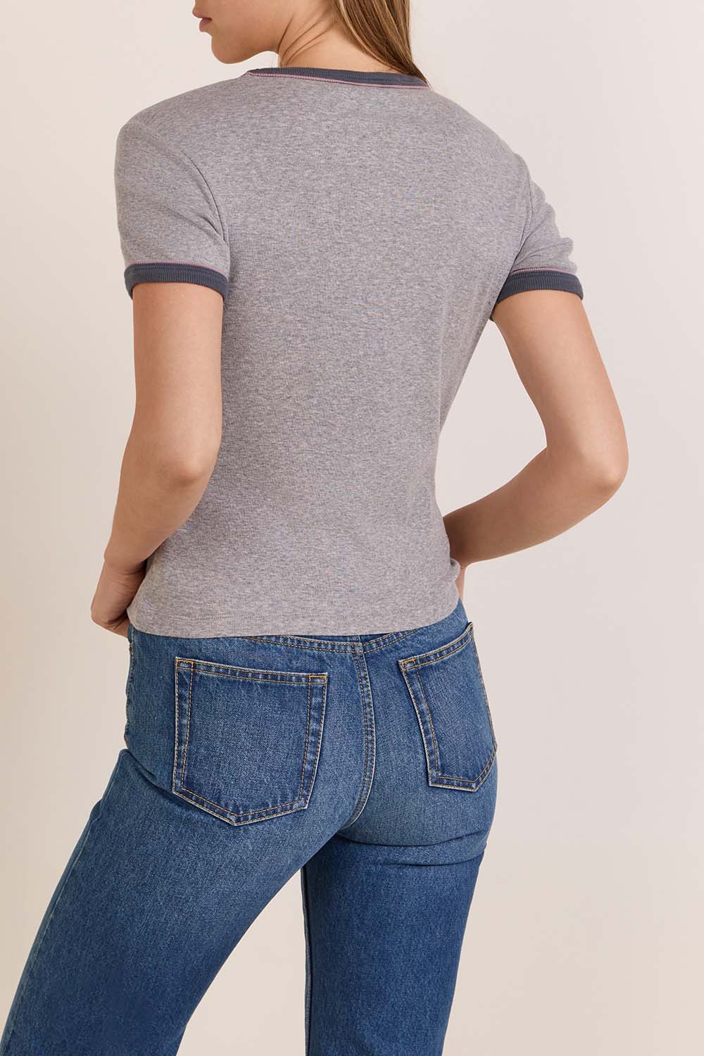 תמונת דוגמן אחורית של חולצת טי