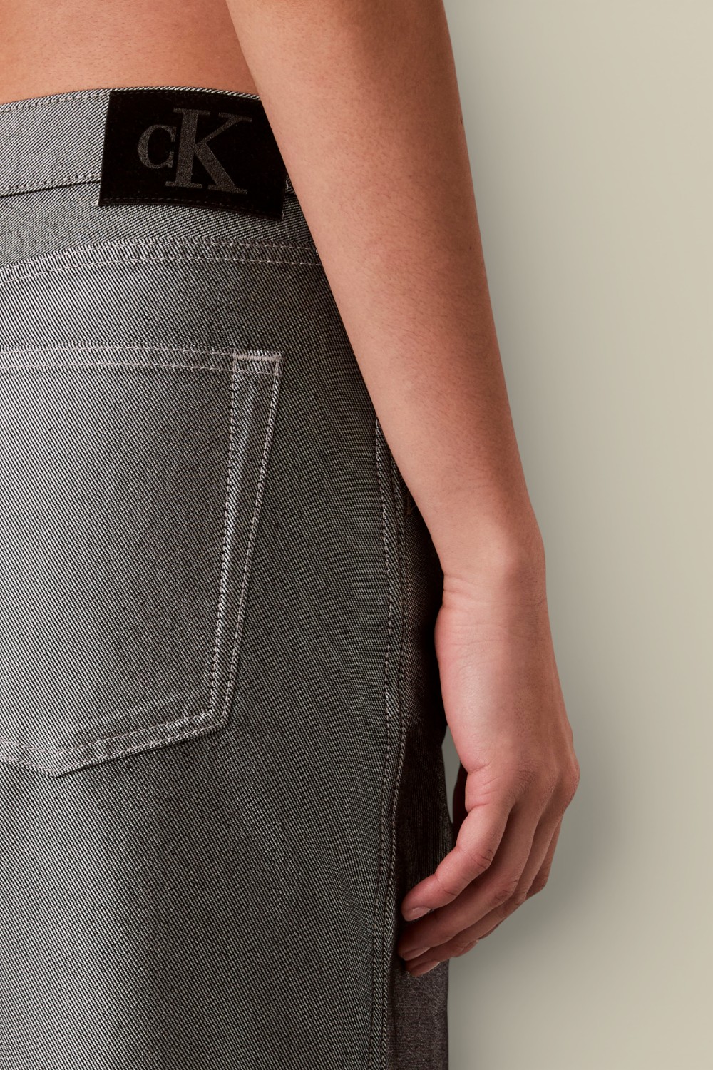 תמונת תקריב דוגמן של מכנסי ג'ינס בגזרה ישרה