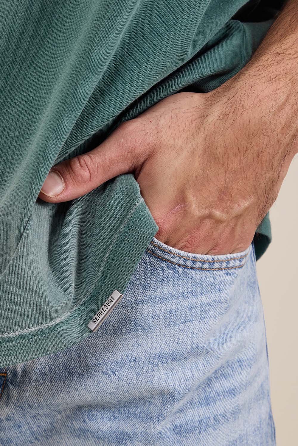 תמונת דוגמן אחורית של חולצת טי