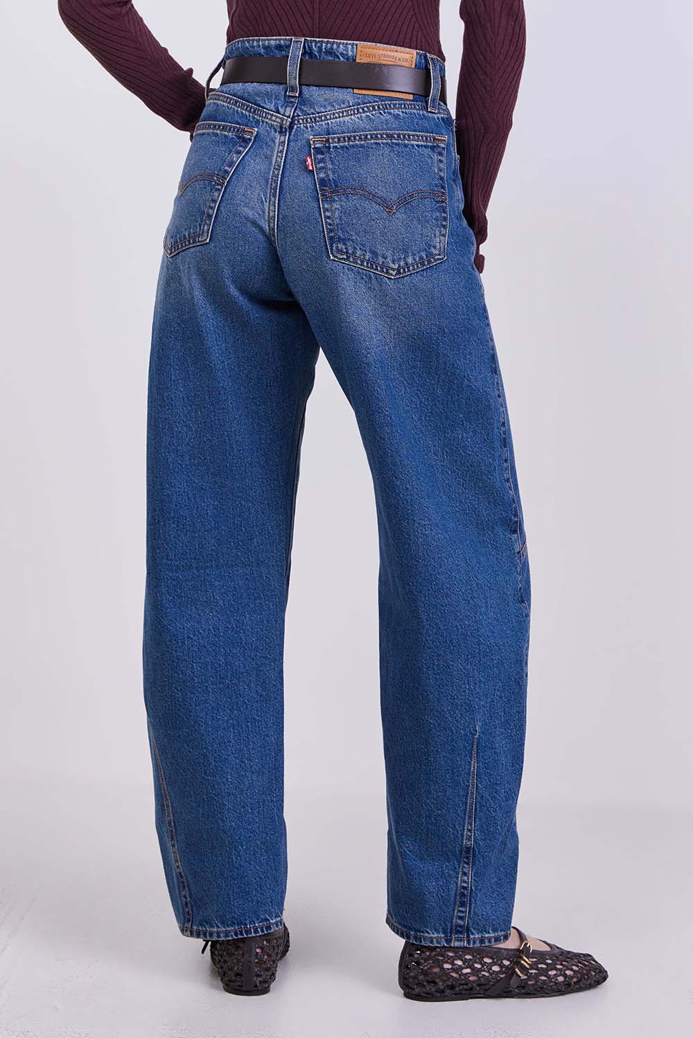 תמונת דוגמן אחורית של מכנסי ג'ינס בגזרת בלון