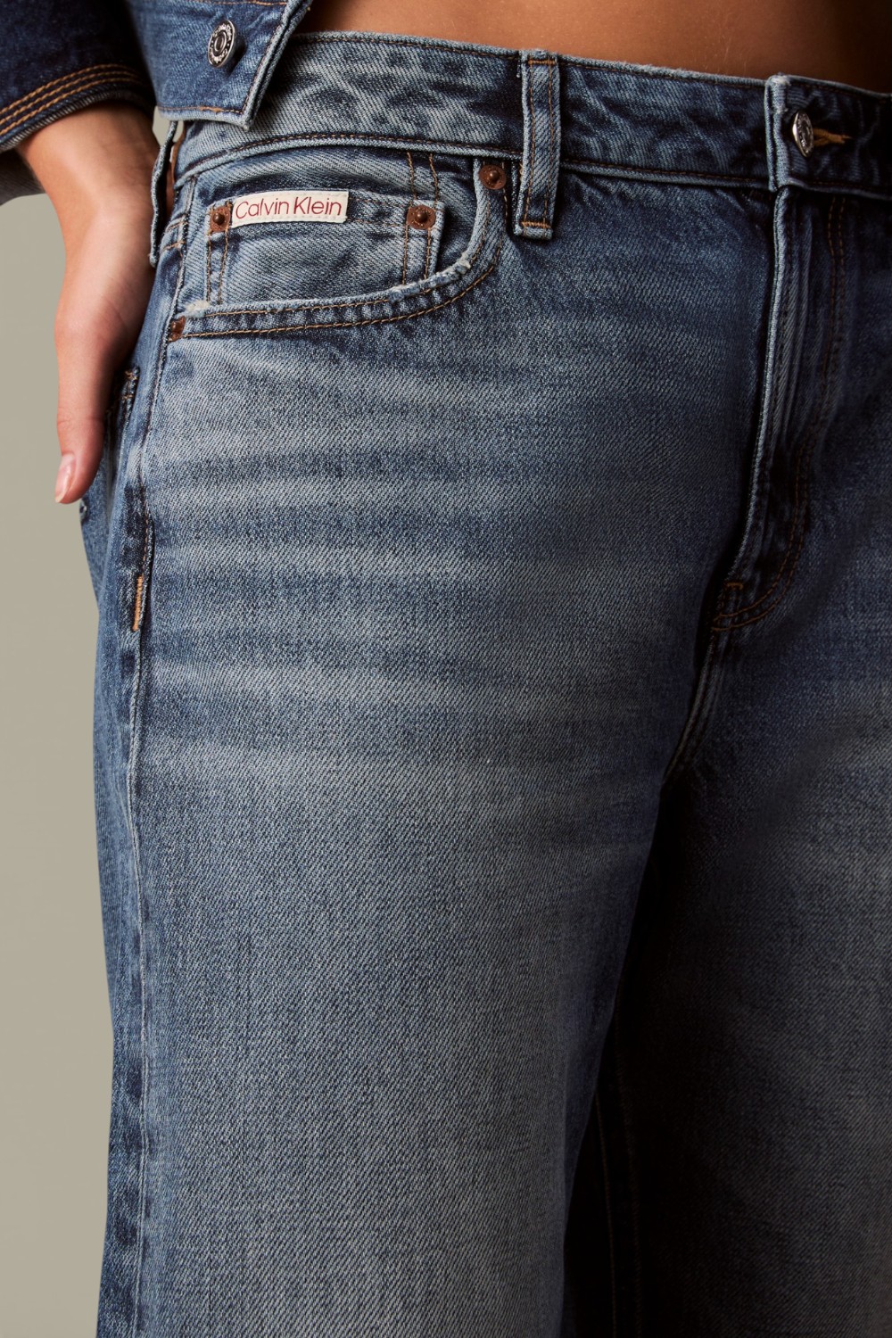 תמונת תקריב דוגמן של מכנסי ג'ינס בגזרה ישרה