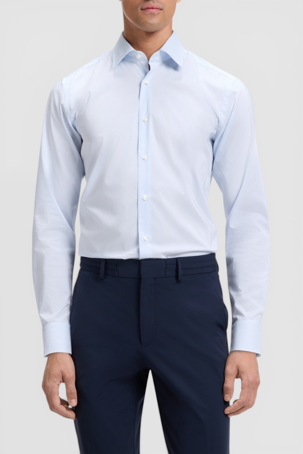 תמונת דוגמן קידמית של חולצה מכופתרת בגזרת סלים