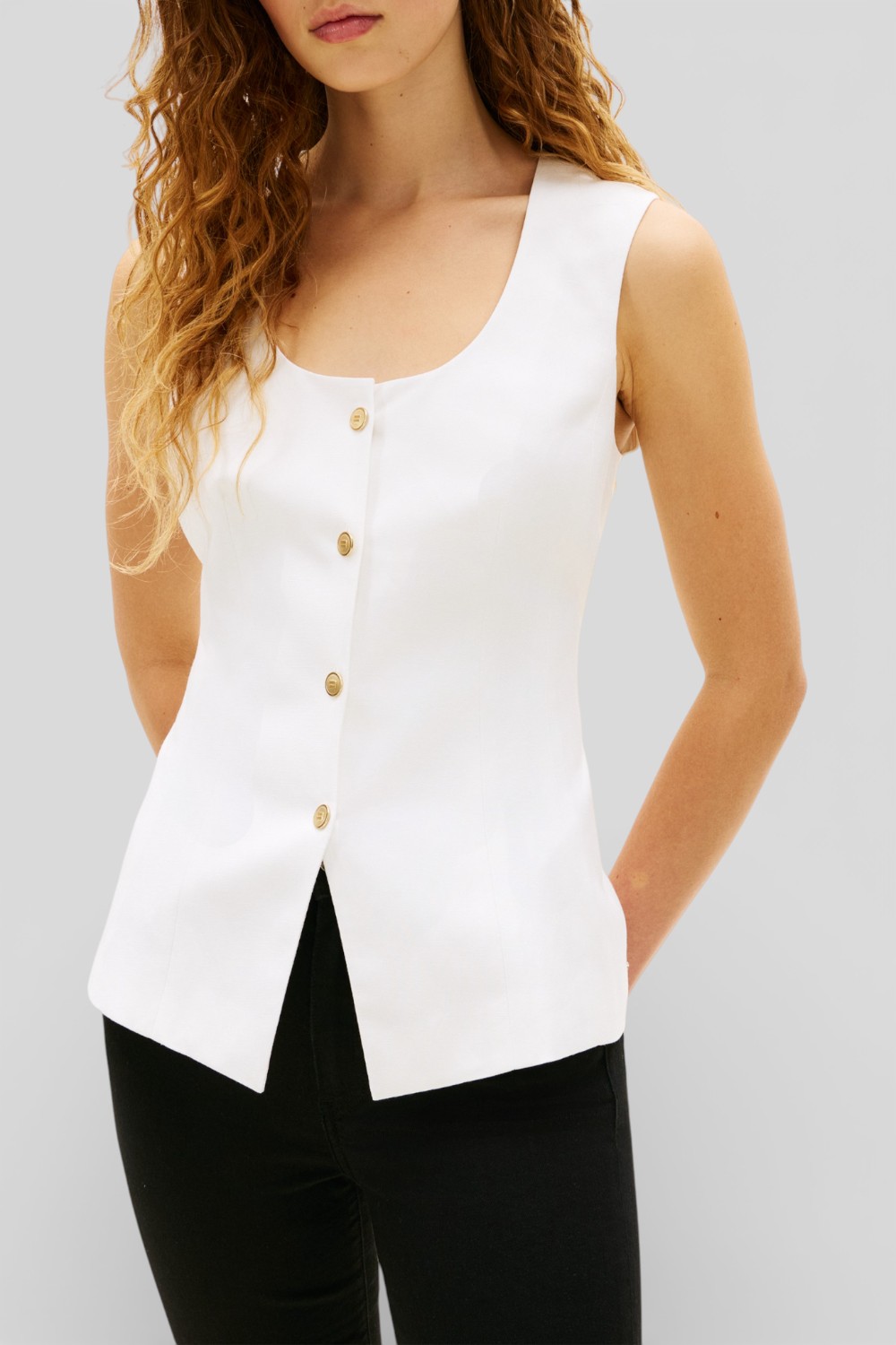 תמונת דוגמן קידמית של וסט כפתורים