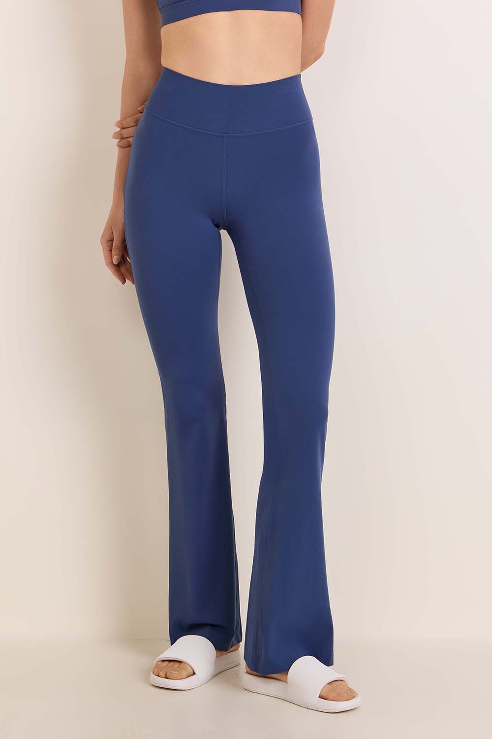 תמונת דוגמן קידמית של Groove Nulu&trade; HR Flared Pant *Regular