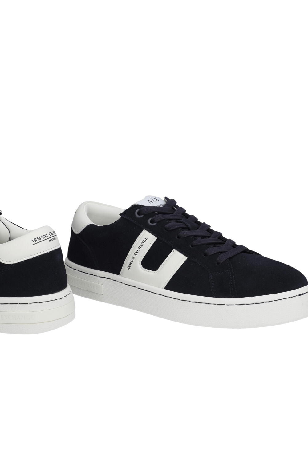 תמונת תקריב של נעלי סניקרס