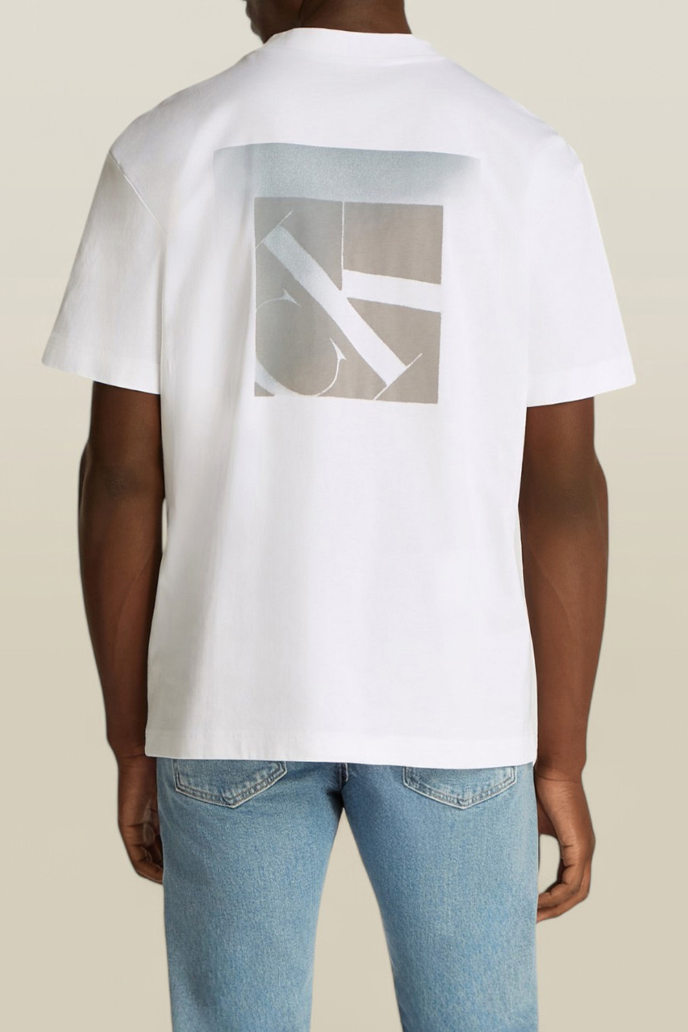 תמונת דוגמן אחורית של חולצת טי