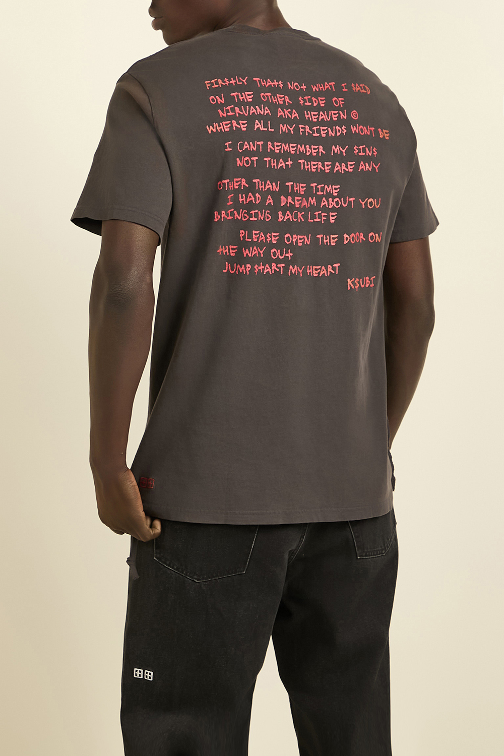 תמונת תקריב דוגמן של חולצת טי סבת קש