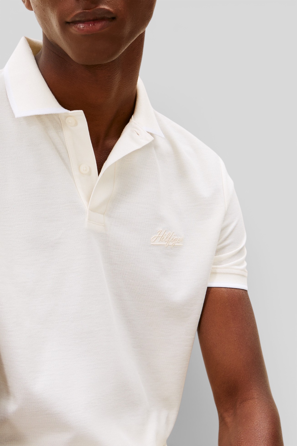 תמונת תקריב דוגמן של חולצת פולו