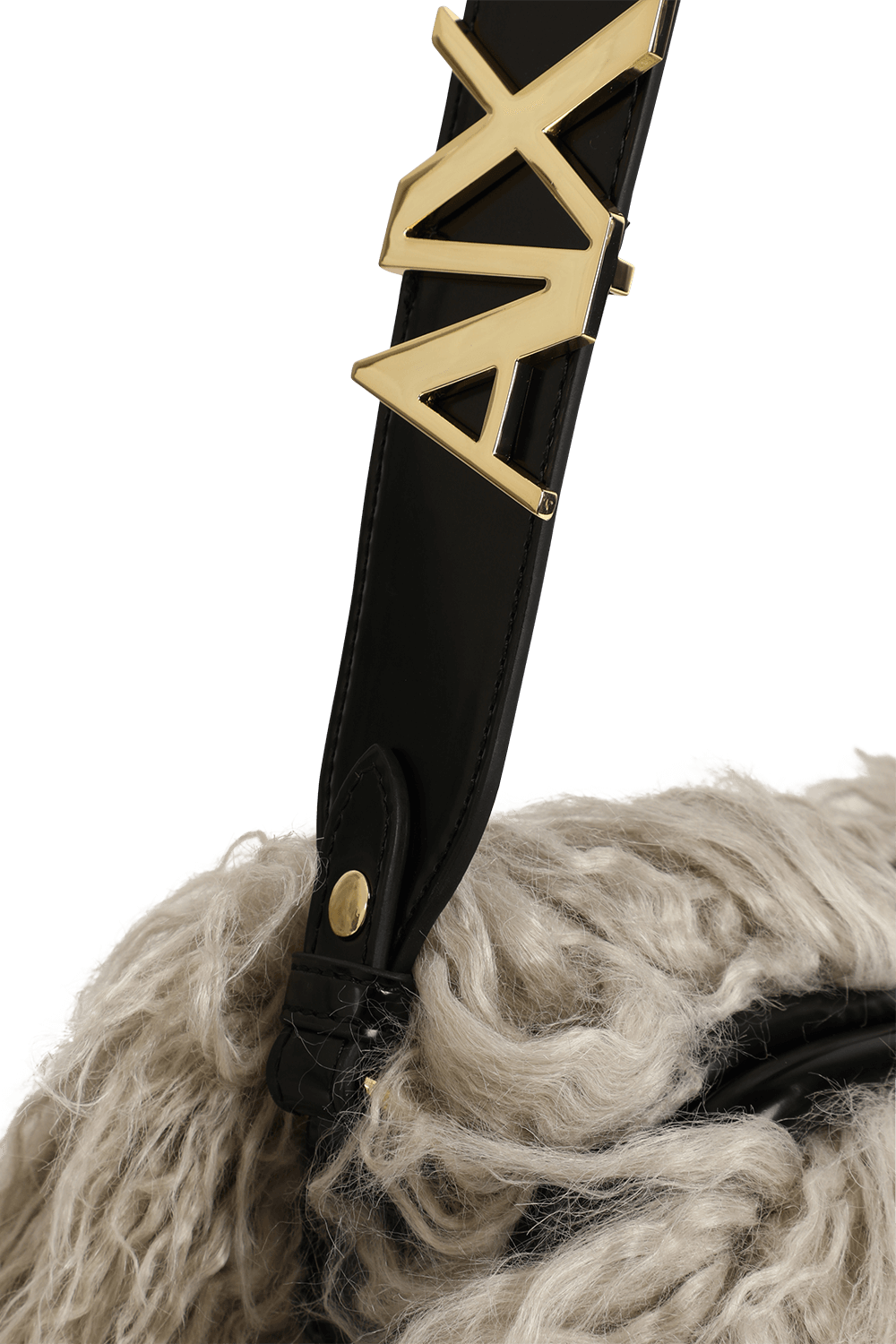 תמונת תקריב של תיק צד דמוי פרווה