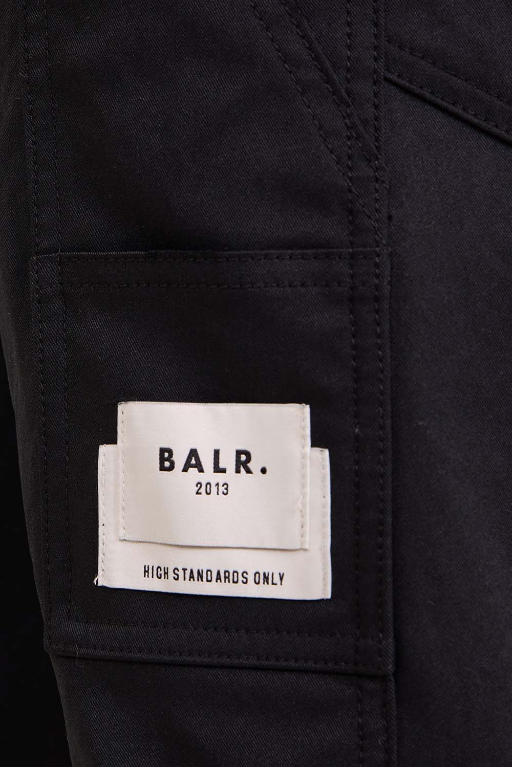 תמונת תקריב דוגמן של מכנסיים