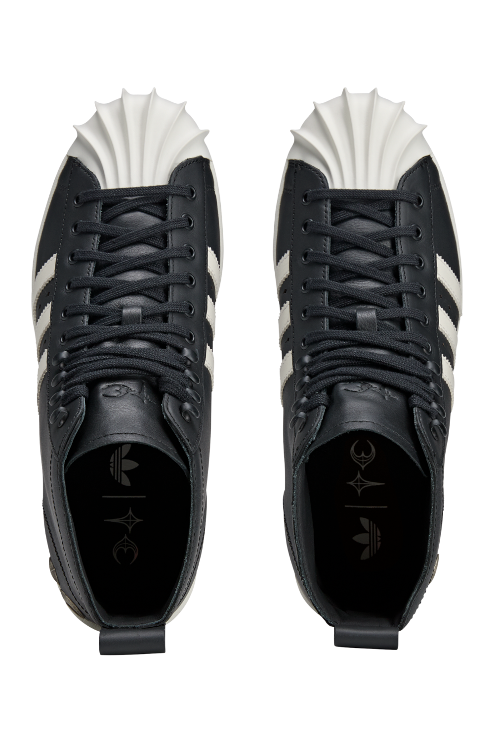 תמונת תקריב של נעלי סניקרס גבוהות אדידס X טאג קלאב