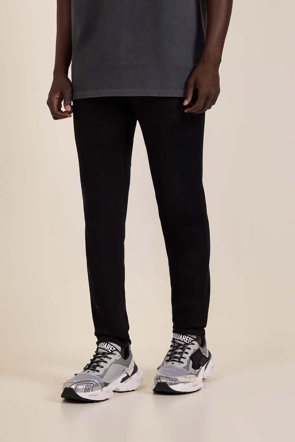 תמונת דוגמן קידמית של מכנסי ג'ינס סלים פיט