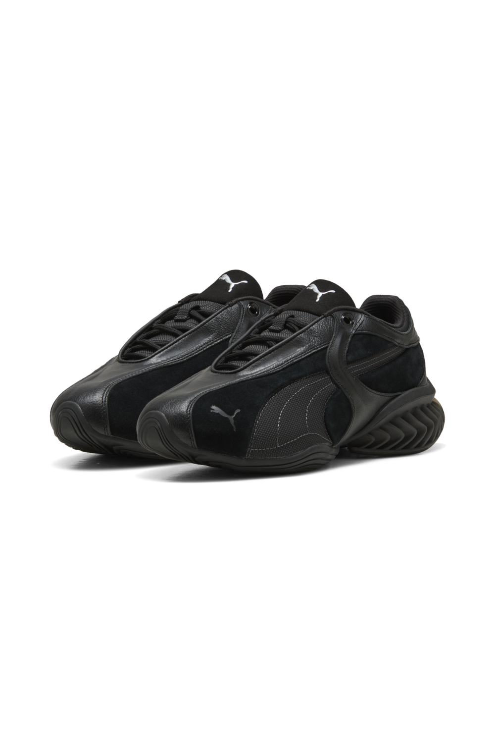 תמונת תקריב של נעלי סניקרס