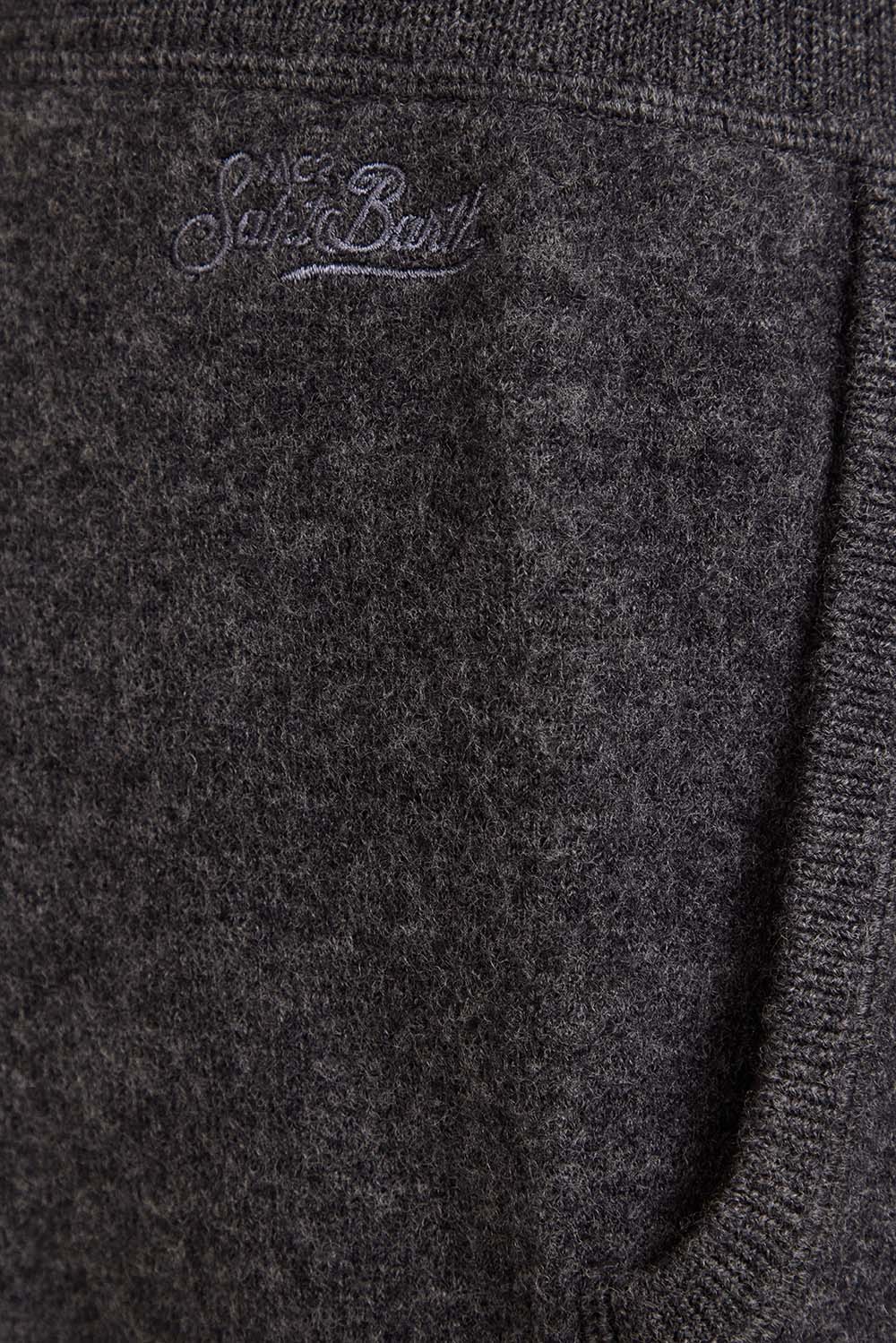 תמונת תקריב דוגמן של מכנסי ג'וגר