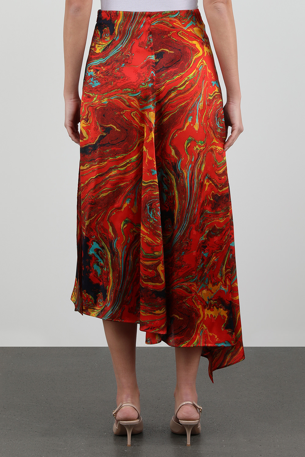 תמונת דוגמן אחורית של חצאית סאטן כתומה