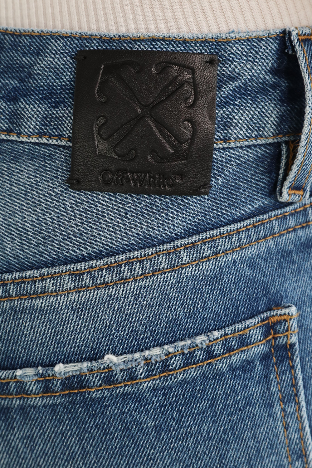 תמונת תקריב דוגמן של מכנסי ג`ינס מתרחבים