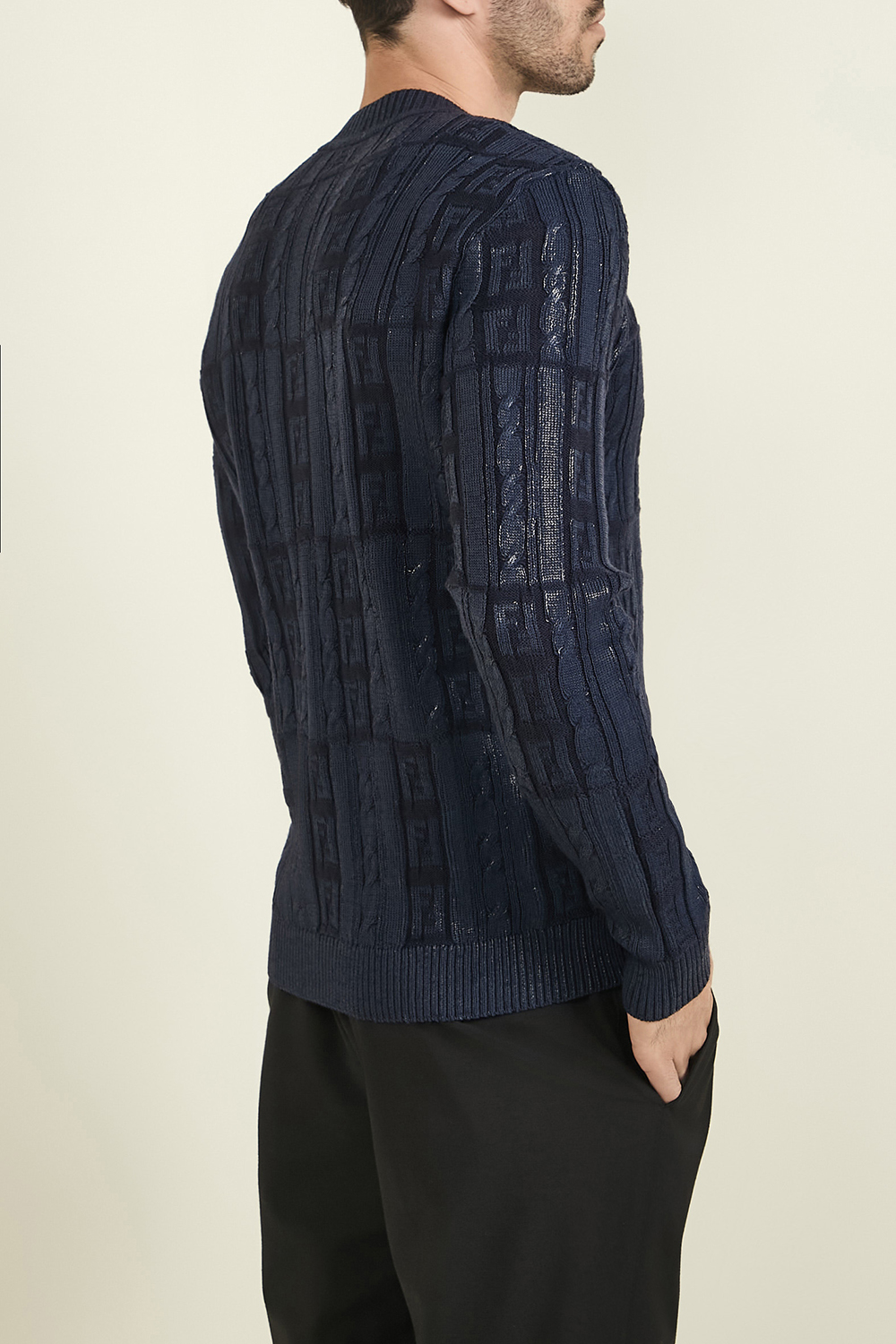 תמונת דוגמן אחורית של סריג צמר