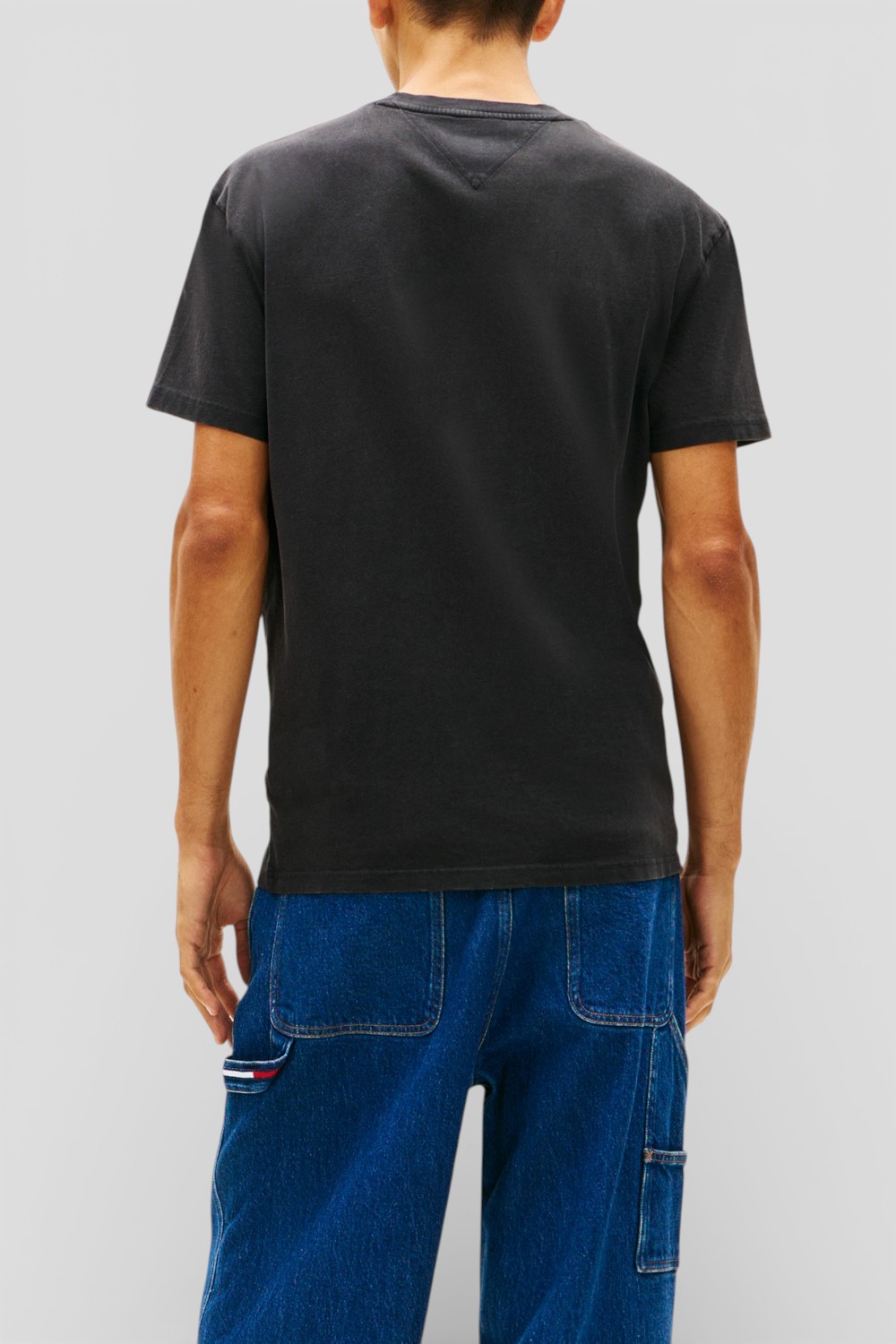 תמונת דוגמן אחורית של חולצת טי