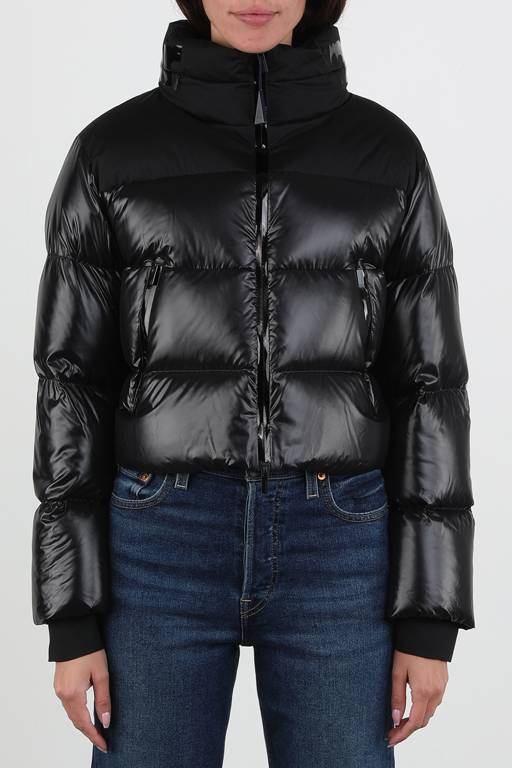 תמונת דוגמן קידמית של מעיל פאפר עם קפוצ'ון בגוון שחור מבריק