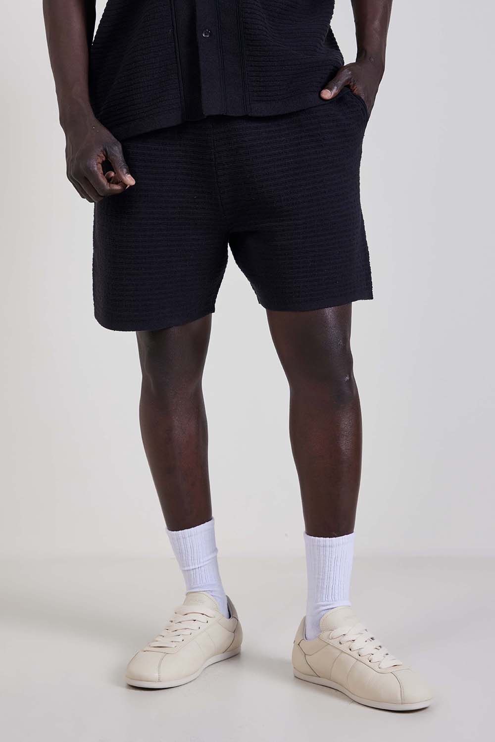 תמונת דוגמן קידמית של מכנסי ג'וגר קצרים